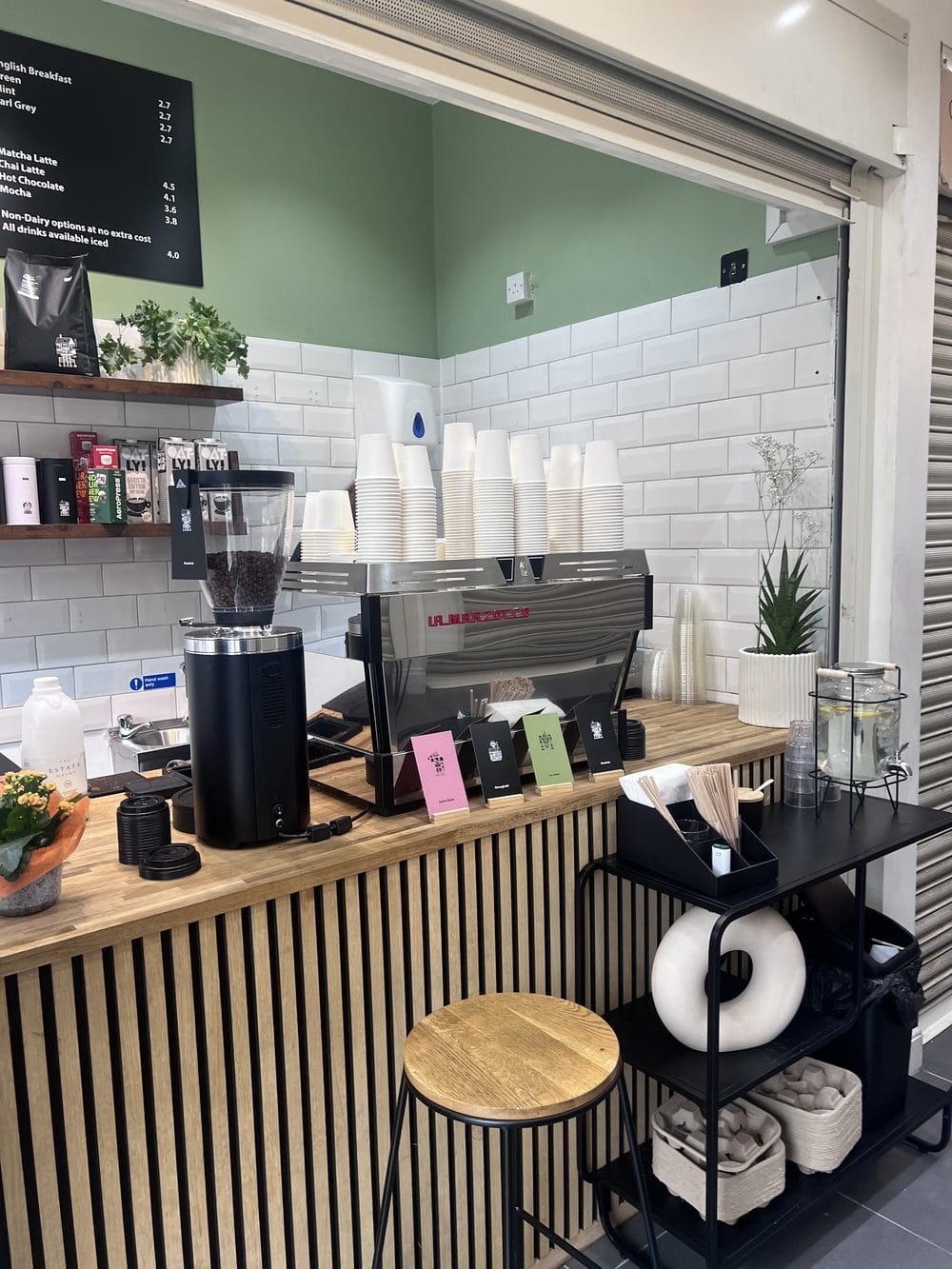 The espresso machine and grinder at Lytte